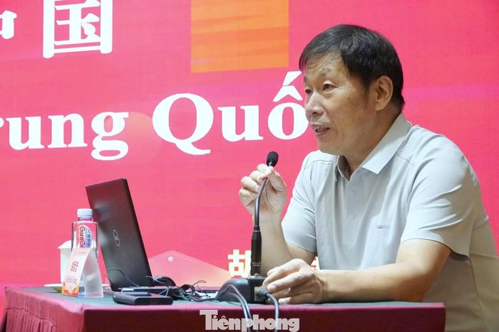 Báo cáo chuyên đề do Giáo sư Hồ Hiến Trung - Giám đốc Bảo tàng Lịch sử và Lưu trữ phong trào thanh niên Trung ương Đoàn (Trường Đoàn Trung ương Trung Quốc) thực hiện.