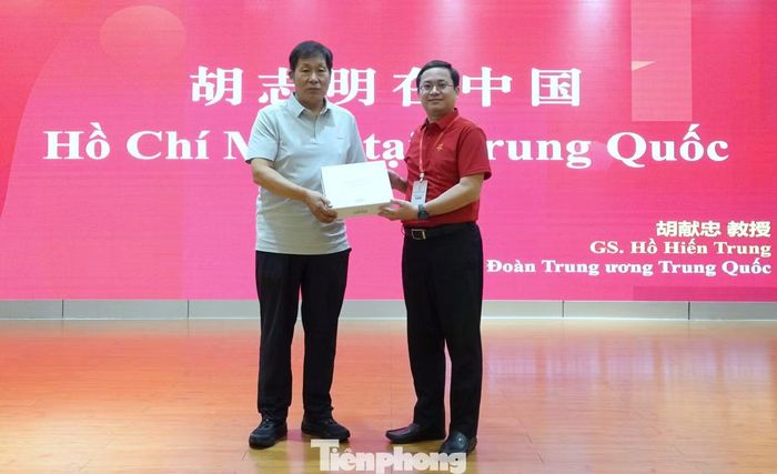 Anh Nguyễn Quốc Huy - Ủy viên Ban Thường vụ, Phó Trưởng ban Công tác Đoàn Trung ương Đoàn TNCS Hồ Chí Minh (Trưởng đoàn đại biểu thanh niên Việt Nam), trao quà lưu niệm tặng Giáo sư Hồ Hiến Trung.