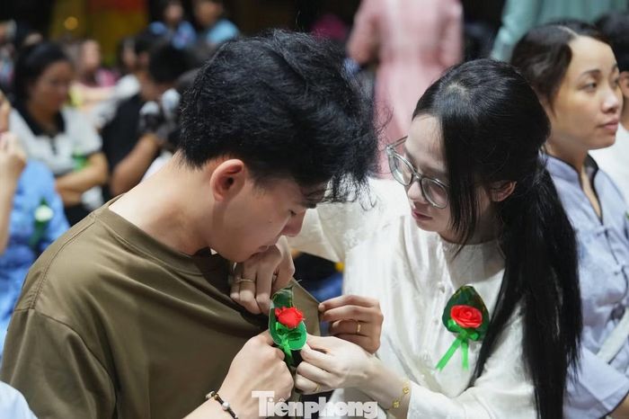 Một trong những nghi thức đáng chú ý của chương trình là “Bông hồng cài áo”. Theo truyền thống lễ Vu Lan, hoa hồng đỏ dành cho những người còn cha mẹ, trong khi hoa trắng được cài cho những người cha hoặc mẹ đã qua đời.