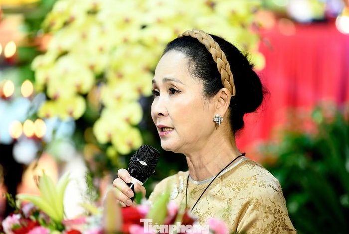 Vợ chồng NSND Lan Hương và NSƯT Đỗ Kỷ tham dự chương trình. NSND Lan Hương đọc bài cảm niệm Vu Lan trong tiếng đàn bầu trước khi nghi thức cài hoa diễn ra.