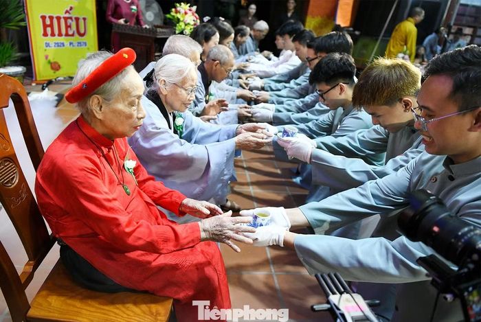 Tại chương trình, nhiều người trẻ trực tiếp cài hoa, dâng trà cho ông bà, cha mẹ. Những cái ôm và giọt nước mắt tạo nên nhiều khoảnh khắc xúc động.