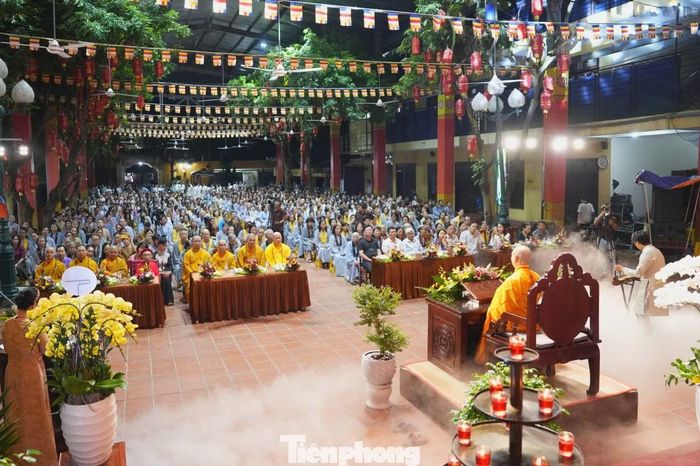 Các nghi thức được thực hiện trong không gian trang nghiêm, với sự theo dõi của đông đảo người dân và Phật tử có mặt tại chùa Bằng.