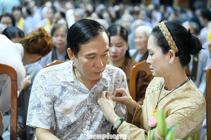 NSND Lan Hương cài bông hồng trắng cho chồng – NSƯT Đỗ Kỷ. Khoảnh khắc thu hút sự chú ý của nhiều người có mặt tại buổi lễ.