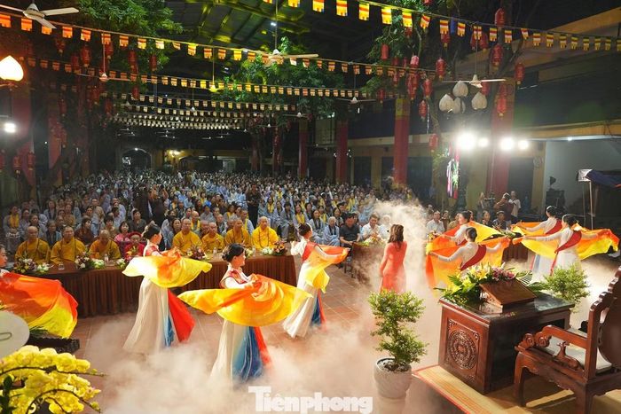 Tối 22/8, mưa lớn kéo dài tại Hà Nội nhưng từ sớm, đông đảo người dân và Phật tử đã có mặt tại chùa Bằng – Linh Tiên Tự để tham dự Đại lễ Vu Lan – Bông hồng cài áo.