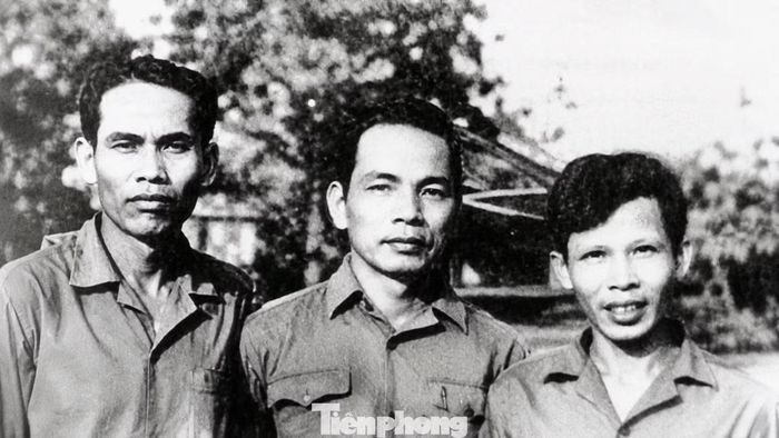 Tư lệnh Trần Hải Phụng, một trong những cán bộ chỉ huy chủ chốt của lực lượng Biệt động Sài Gòn - Gia Định (người đứng giữa là Tư lệnh Trần Hải Phụng). Ảnh: Gia đình cung cấp