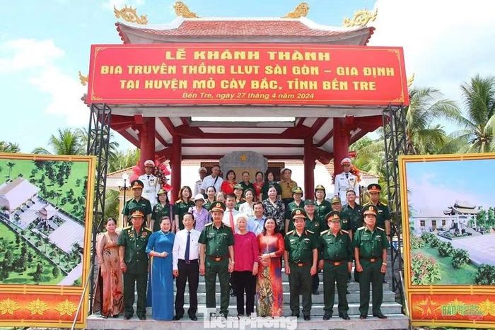 Các cựu biệt động tham dự lễ khánh thành Bia truyền thống Lực lượng vũ trang Sài Gòn - Gia Định tại huyện Mỏ Cày, tỉnh Bến Tre năm 2024, nơi Thiếu tướng Trần Hải Phụng từng làm việc. Ảnh: Gia đình cung cấp