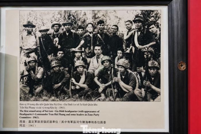 Đơn vị vũ trang đầu tiên của nhân dân Sài Gòn - Gia Định (Thiếu tướng Trần Hải Phụng mặc áo trắng, ngồi giữa). Ảnh: Nguyễn Tiến chụp lại