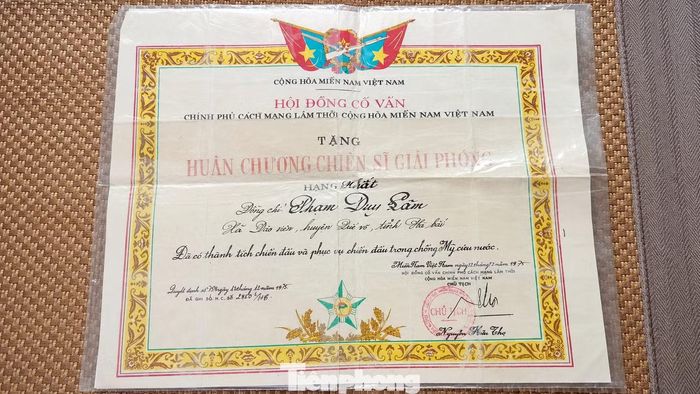 Ông Phạm Duy Lâm vinh dự được trao Huân chương Chiến sĩ Giải phóng hạng Nhất năm 1975, ghi nhận những thành tích trong chiến đấu và phục vụ chiến đấu. Ảnh: Gia đình cung cấp