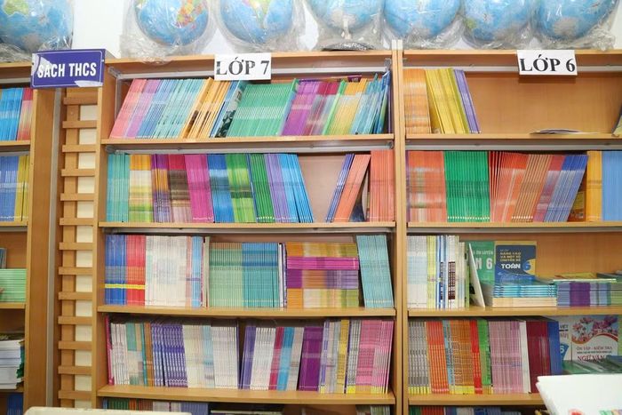 SGK các lớp tại cửa hàng sách thuộc hệ thống Nhà xuất bản Giáo dục Việt Nam