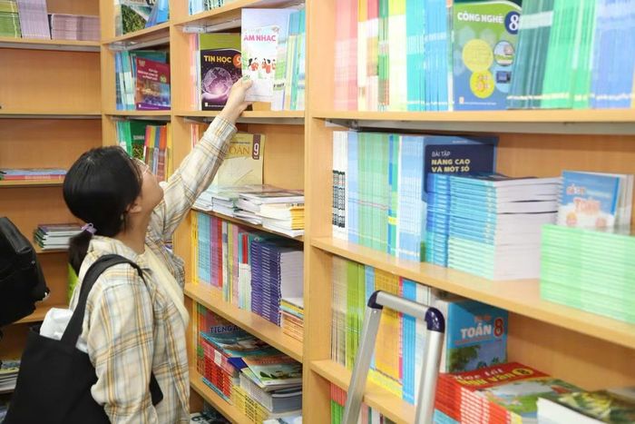 Cửa hàng sách tại phố Bà Triệu, phường Hà Đông (Hà Nội)