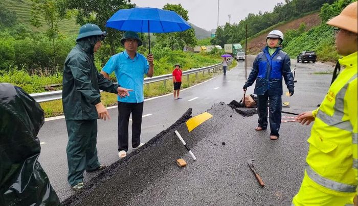 Ngay khi xảy ra sự cố bong tróc mặt đường, xã đã cử lực lượng xuống kiểm tra hiện trường, đánh giá thiệt hại.