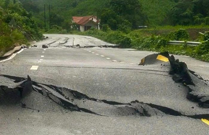 Trên quốc lộ 4B nối Lạng Sơn với Quảng Ninh đoạn Km 66 qua xã Đình Lập (Lạng Sơn) xảy ra tình trạng nứt vỡ mặt đường trên diện rộng.