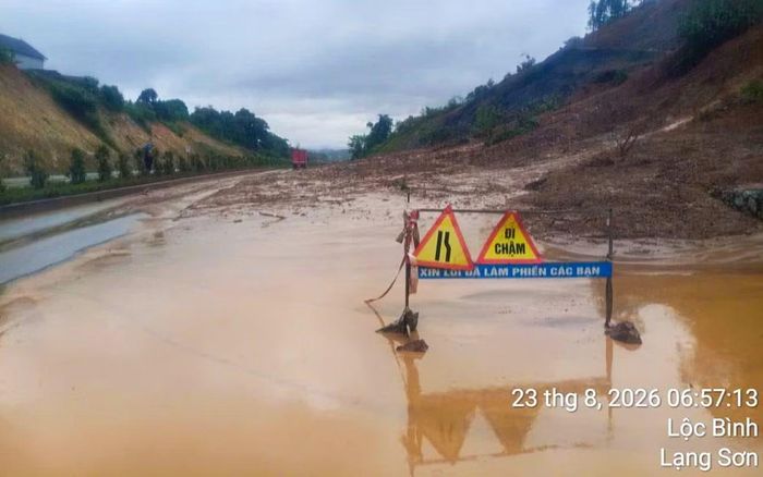 Theo cơ quan chức năng tỉnh Lạng Sơn, toàn tỉnh có khoảng 66 điểm sạt lở taluy dương và taluy âm trên các tuyến quốc lộ, với tổng khối lượng đất đá ước hơn 7.500m3.