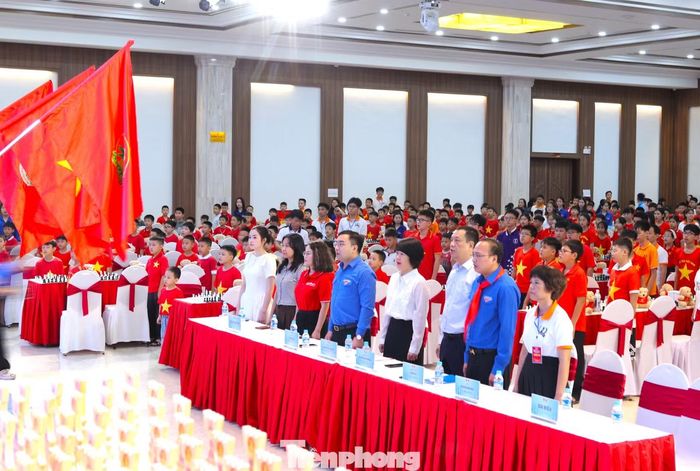 Các đại biểu và 816 kỳ thủ nhí chào cờ khai mạc giải đấu.