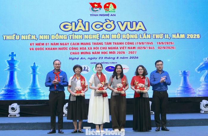 Các nhà tài trợ trao biển tượng trưng cho Ban tổ chức. Ban tổ chức tặng quà lưu niệm cho các câu lạc bộ tham gia giải đấu.