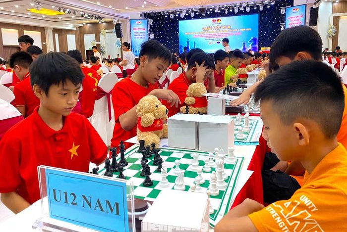 Sau khai mạc, các kỳ thủ nhí bước vào các màn so tài.