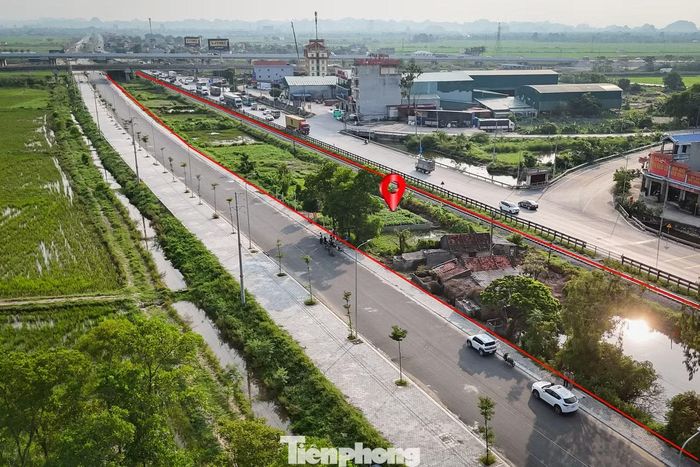 Phần diện tích đất nông nghiệp đang canh tác của người dân xã Vạn Thắng dài hơn 1km dọc tuyến đường mới