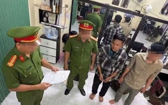 Công an thi hành lệnh giữ người trong trường hợp khẩn cấp đối với Võ Tuấn Thành.
