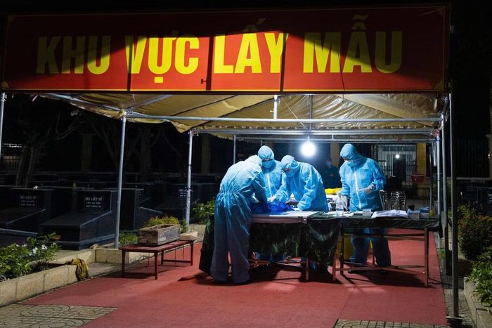 Lực lượng làm nhiệm vụ tranh thủ thời gian, triển khai lấy mẫu tại các phần mộ thuộc diện cần xác định danh tính. Ảnh: CTV