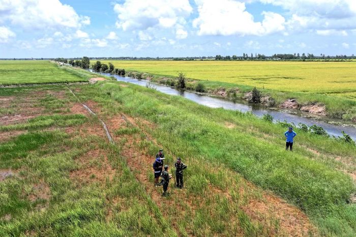 Đại tá Chau Chắc - Phó Chính ủy Bộ CHQS tỉnh An Giang - cho biết hội thảo dự kiến diễn ra sáng 25/8, gồm đại diện chính quyền, nhân chứng lịch sử và người dân nắm thông tin về sự kiện. Hội thảo nhằm thu thập, đối chiếu các nguồn tư liệu, thông tin từ nhân chứng lịch sử và người dân, qua đó xác định khu vực có khả năng có mộ liệt sĩ tại Tràm Dù, làm cơ sở cho công tác khảo sát, tìm kiếm và quy tập trong thời gian tới. Ảnh: Lê Vy.