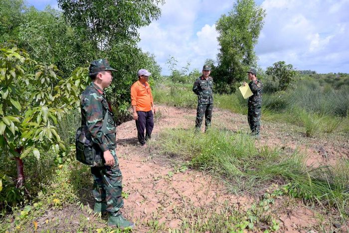 Theo những nguồn tư liệu đang được xác minh, khoảng 14h30 ngày 3/3/1970, khi Tiểu đoàn 3 và Đại đội 5 đang trú quân tại khu vực rừng tràm (Tràm Dù), máy bay địch phát hiện, bắn phá, ném bom, gây thương vong lớn. Ngày 4/3/1970, lực lượng địch tiếp tục tiến công vào khu vực đơn vị trú quân và trạm giao liên.