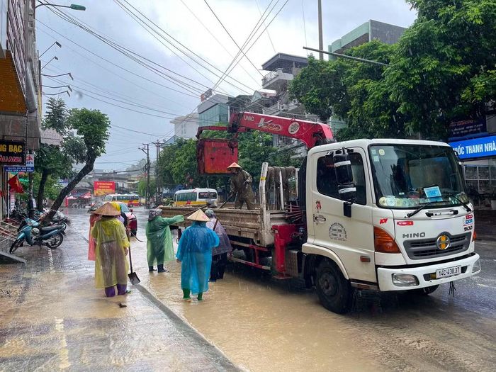 Lực lượng chức năng khắc phục thiệt hại do bão số 4.