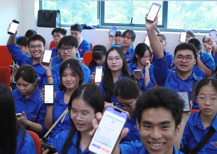 Cán bộ Đoàn, đoàn viên phường Ngọc Hà tham gia bài kiểm tra Nghị quyết Đại hội Đoàn XIII.