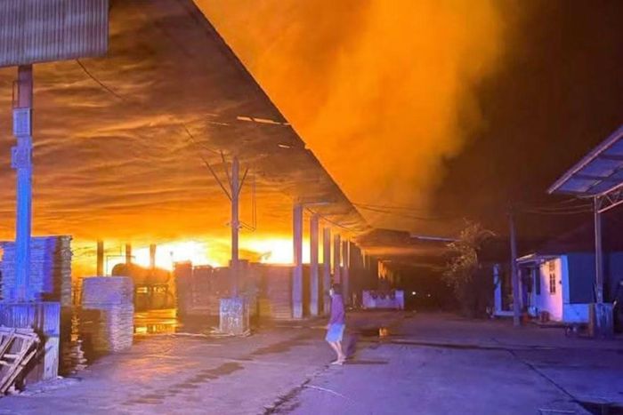 Một cơ sở chế biến gỗ cao su tại huyện Yarang (tỉnh Pattani) bị thiêu rụi trong đêm. (Ảnh: Bangkok Post)