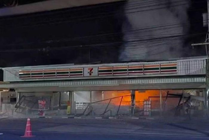 Một cửa hàng tiện lợi 7-Eleven tại huyện Yaring (tỉnh Pattani) bốc cháy sau khi bị đánh bom. (Ảnh: Bangkok Post)
