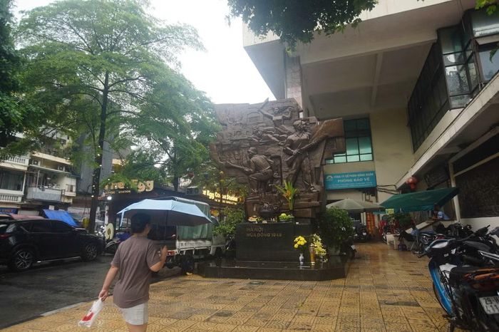 Tại khu vực cổng chợ Đồng Xuân cách tượng đài không xa, bức phù điêu Hà Nội mùa đông năm 1946 cũng là chứng tích về 60 ngày đêm chiến đấu oanh liệt của quân và dân Hà Nội.