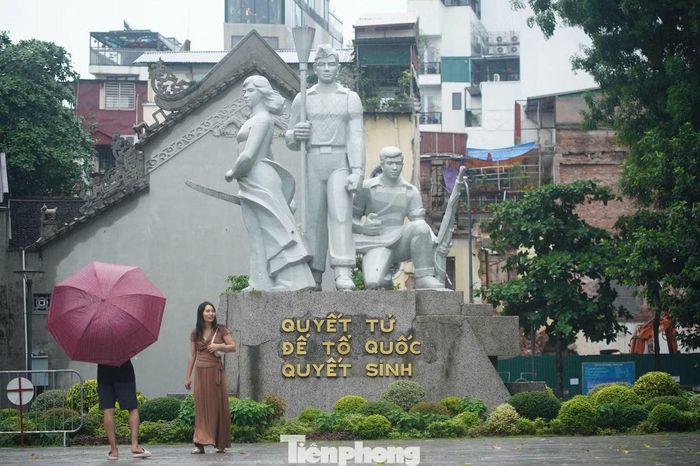 Những ngày qua, dù thời tiết không thuận lợi, nhiều du khách vẫn dừng chân tại khuôn viên di tích đền Bà Kiệu để lưu lại bức hình của tượng đài. Anh Trần Lê - người dân sống gần khu vực này - chia sẻ với phóng viên: "Tôi lưu luyến khi tượng đài chuẩn bị được di dời đến nơi khác. Đây là công trình thể hiện niềm tự hào của quân và dân Hà Nội, là nơi để cha ông giáo dục thế hệ con cháu, về truyền thống cách mạng của người dân Thủ đô nói riêng và toàn quốc nói chung", anh Lê nói. Tuy vậy, khi di chuyển, các chuyên gia và cơ quan chuyên môn đều khẳng định tượng đài tiếp tục được bảo tồn, gìn giữ và đặt tại một không gian trang nghiêm, gắn trực tiếp với truyền thống của lực lượng vũ trang Thủ đô.