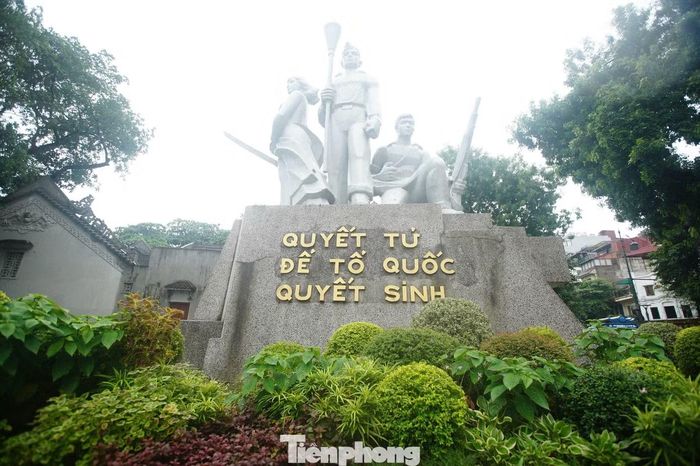 Đối với Bộ Tư lệnh Thủ đô Hà Nội, được tiếp nhận tượng đài là niềm vinh dự, tự hào, cũng là trách nhiệm sâu sắc trước lịch sử, trước các thế hệ cán bộ, chiến sĩ lực lượng vũ trang Thủ đô và nhân dân Hà Nội. Tượng đài được xây dựng năm 1984, nhân kỷ niệm 30 năm Ngày Giải phóng Thủ đô. Tên gọi công trình được lấy từ câu nói trong thư Chủ tịch Hồ Chí Minh gửi các chiến sĩ Trung đoàn Thủ đô.