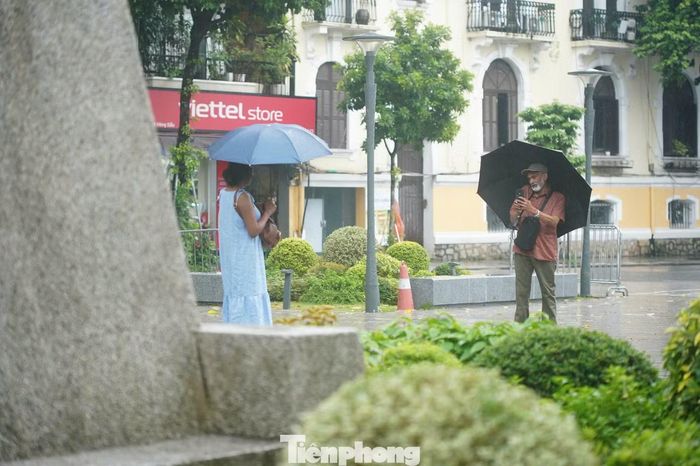 Tượng đài Quyết tử để Tổ quốc quyết sinh trở thành biểu tượng quen thuộc với nhiều thế hệ người Hà Nội. Đây cũng là địa điểm thu hút nhiều du khách khi đến với khu vực trung tâm thành phố. Khi di dời, tượng đài sẽ được giữ nguyên trạng. Phần đế, nền và cảnh quan tại vị trí mới sẽ được thiết kế đồng bộ, bảo đảm sự trang nghiêm và tôn vinh giá trị của công trình.