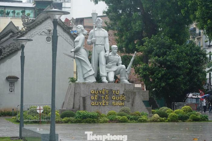 “Quyết tử để Tổ quốc quyết sinh” là câu nói được trích trong thư Chủ tịch Hồ Chí Minh gửi các chiến sĩ Trung đoàn Thủ đô. Hình ảnh các chiến sĩ được khắc họa cùng câu nói bất hủ ấy góp phần tôn vinh tinh thần chiến đấu anh dũng, quả cảm của quân dân Hà Nội trong cuộc chiến 60 ngày đêm khói lửa, mở đầu cho cuộc Toàn quốc kháng chiến.