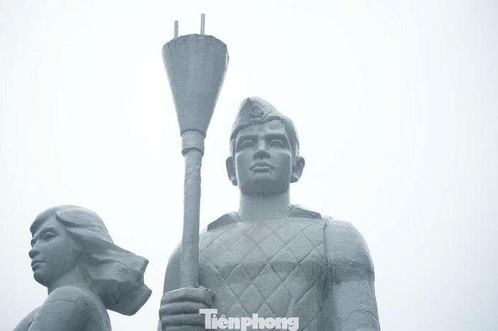  Nhà điêu khắc Kim Giao được tin tưởng giao trọng trách sáng tác công trình này. Tác phẩm được thiết kế theo cấu trúc nhóm gồm ba nhân vật gắn kết chặt chẽ. Ở vị trí trung tâm là chiến sĩ Vệ quốc đoàn với nét mặt kiên định, tay ôm chặt bom ba càng. Đây là vũ khí mang tính biểu tượng của các chiến sĩ cảm tử quân ngày đầu kháng chiến. 
