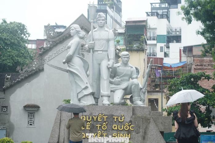  Phía bên phải là người công nhân tự vệ lực lưỡng, tay cầm chắc cây súng. Bố cục tượng đài thể hiện thông điệp: cuộc chiến bảo vệ Thủ đô là cuộc chiến của toàn dân, tất cả đều đồng lòng vì một lý tưởng cao cả. 