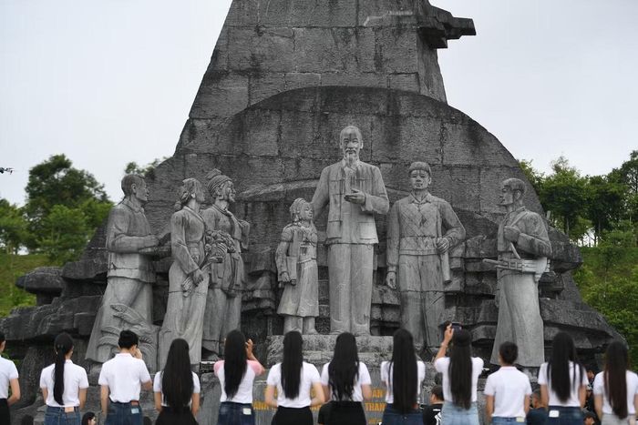 Với các thí sinh Hoa hậu Việt Nam 2026, chuyến đi Lai Châu vì thế không chỉ là hành trình khám phá một vùng đất mới. Từ phiên chợ vùng cao, những bản làng cộng đồng đến không gian tưởng niệm Chủ tịch Hồ Chí Minh, mỗi điểm đến giúp các cô gái có thêm trải nghiệm về lịch sử, văn hóa và con người Tây Bắc.