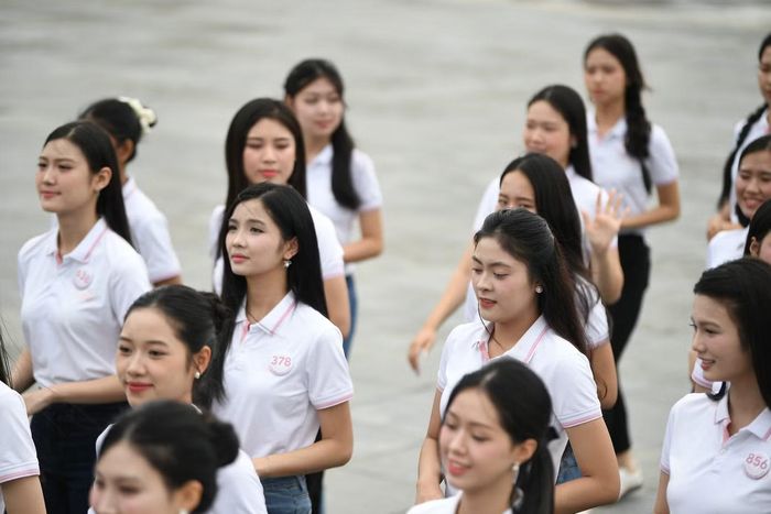 Đây là một trong những hoạt động thuộc chuỗi hành trình của các thí sinh tại Lai Châu. Trước đó, các cô gái đã có dịp giao lưu với người dân tại chợ San Thàng, hòa mình vào không khí văn hóa địa phương và nhận được sự chào đón nồng nhiệt của bà con.