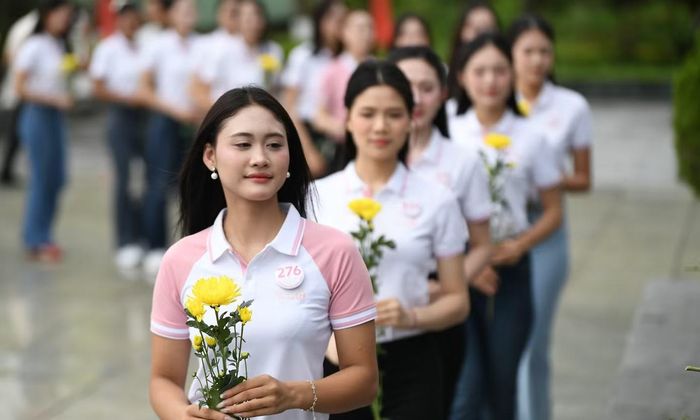 Nguyễn Thị Hạnh (SBD 276) cho biết khoảnh khắc dâng hoa tại tượng đài để lại trong cô nhiều cảm xúc. “Được đứng trước Tượng đài Bác Hồ với đồng bào các dân tộc tỉnh Lai Châu, em cảm nhận rõ hơn về truyền thống và lịch sử của vùng đất này. Đây không chỉ là điểm đến mà còn là nơi nhắc nhở thế hệ trẻ về lòng biết ơn, trách nhiệm và niềm tự hào dân tộc”.