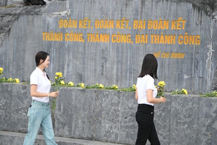 Tượng đài Bác Hồ với đồng bào các dân tộc Lai Châu được xây dựng với hình ảnh Chủ tịch Hồ Chí Minh cùng đại diện lực lượng vũ trang, đồng bào các dân tộc Dao, Mông, Thái, Hà Nhì và các cháu thiếu nhi.