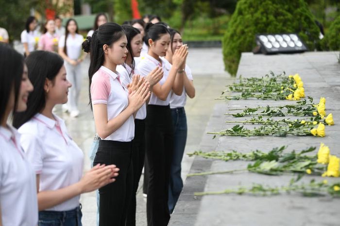 Thí sinh Mai Thị Yến Nhi (SBD 076) cho biết cô xúc động khi dâng hoa trước tượng đài, đồng thời tự hào khi được tìm hiểu về sự gắn bó giữa Chủ tịch Hồ Chí Minh với đồng bào các dân tộc Tây Bắc. “Khoảnh khắc này khiến em nghĩ nhiều hơn về những gì thế hệ trước đã hy sinh để có cuộc sống hôm nay. Là người trẻ, em thấy mình cần trân trọng lịch sử và có trách nhiệm hơn với cộng đồng”, cô nói.