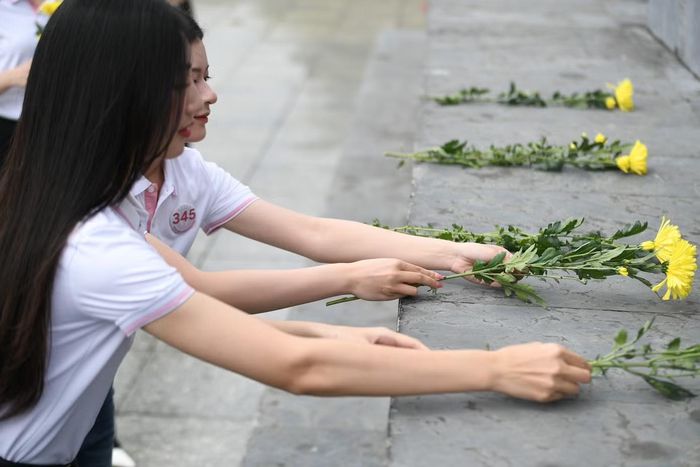 Trần Phương Linh (SBD 345) chia sẻ cô ấn tượng bởi hành trình tại Lai Châu được kết nối giữa trải nghiệm văn hóa, thiên nhiên và lịch sử. “Trước khi tới đây, em biết Lai Châu qua những hình ảnh về núi rừng Tây Bắc. Nhưng khi trực tiếp đặt chân tới, em mới cảm nhận được vẻ đẹp của cảnh sắc, sự thân thiện của người dân và chiều sâu văn hóa của vùng đất này. Mỗi trải nghiệm đều giúp em hiểu thêm về quê hương, đất nước”.