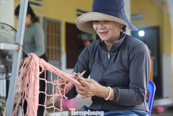 Đan võng thường được người dân Kiến Khương tranh thủ làm sau mùa vụ, những ngày mưa gió hoặc lúc rảnh rỗi. Công việc vừa tạo thêm thu nhập, vừa giúp nghề truyền thống được duy trì đều đặn qua năm tháng. Ảnh: Nguyễn Ngọc