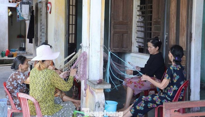 Nghề đan võng ở Kiến Khương (xã Mỏ Cày, tỉnh Quảng Ngãi) đã tồn tại khoảng 80 - 100 năm. Qua nhiều thế hệ, nghề vẫn được người dân duy trì như một phần quen thuộc trong đời sống. Ảnh: Nguyễn Ngọc