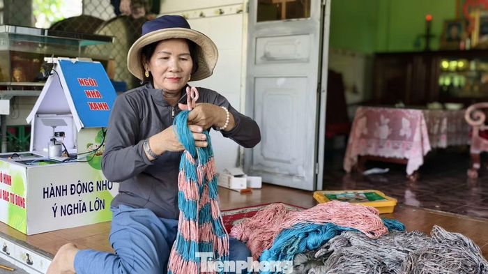 Từ nguyên liệu thô sơ đến sợi ni lông hiện đại, từ những đôi tay của thế hệ trước đến những người thợ hôm nay, nghề đan võng ở Kiến Khương vẫn được gìn giữ. Mỗi chiếc võng hoàn thành không chỉ là sản phẩm của sự khéo léo mà còn là dấu nối của một nghề đã đồng hành với làng quê gần một thế kỷ. Ảnh: Nguyễn Ngọc