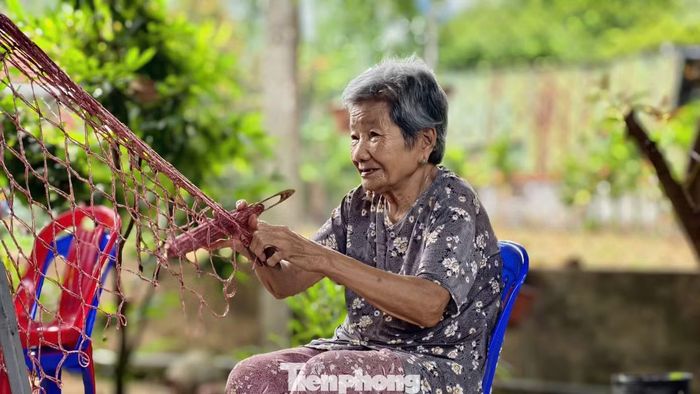 Theo ông Nguyễn Minh Dương - Trưởng thôn Kiến Khương, hiện toàn thôn có hơn 130 hộ tham gia đan võng, kể cả 7 hộ chuyên xe chỉ. Bình quân, mỗi hộ có thể có thêm khoảng 1 - 1,5 triệu đồng mỗi tháng từ nghề. Có thời điểm, võng Kiến Khương được đưa đi tiêu thụ tại Campuchia, Lào và bán cho những người bán hàng rong trong khu vực. Giá mỗi chiếc khoảng 50.000 - 100.000 đồng, tùy kích thước. Ảnh: Nguyễn Ngọc