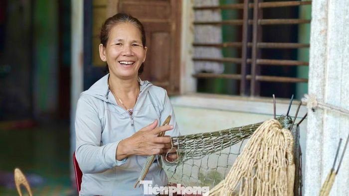 Không cần máy móc hiện đại, người thợ dùng đôi tay luồn từng sợi chỉ qua nhau. Ảnh: Nguyễn Ngọc