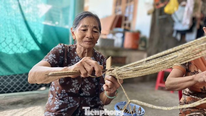 Bà Nguyễn Thị Nguyệt (76 tuổi) đã có nhiều năm gắn bó với nghề đan võng. Mỗi ngày, bà có thể hoàn thành vài chiếc, tiền công khoảng 8.000 - 16.000 đồng mỗi chiếc, tùy kích thước. Ảnh: Nguyễn Ngọc