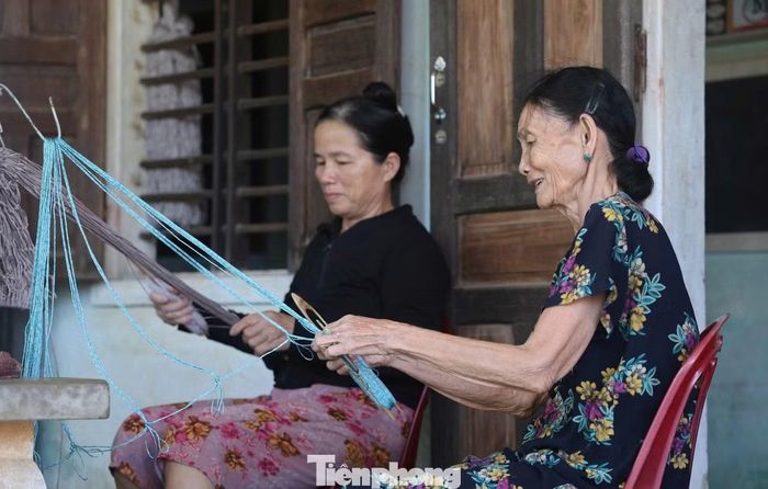 Bà Đoàn Thị Tám (60 tuổi) biết đan võng từ khi còn nhỏ. Với bà, công việc này không chỉ đem lại khoản thu nhập lúc nông nhàn mà còn giúp gìn giữ nghề truyền thống của quê hương. Ảnh: Nguyễn Ngọc