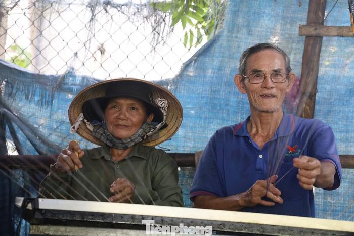 Trước khi đan, những sợi chỉ được xe và quấn cẩn thận. Tại Kiến Khương hiện có 7 hộ chuyên xe chỉ, cung cấp nguyên liệu cho các hộ đan võng trong làng. Ảnh: Nguyễn Ngọc